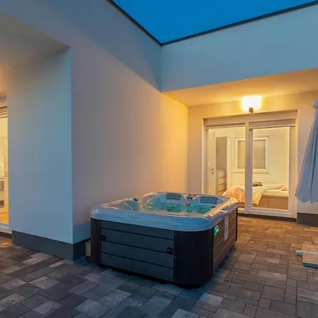 Blue Lagoon - Private Pool And Whirlpool *