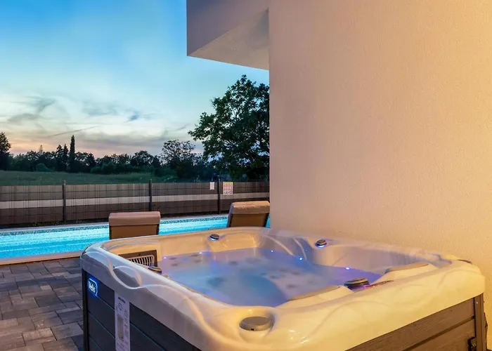 Blue Lagoon - Private Pool And Whirlpool Krsan