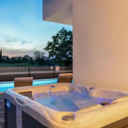 Blue Lagoon - Private Pool And Whirlpool Krsan