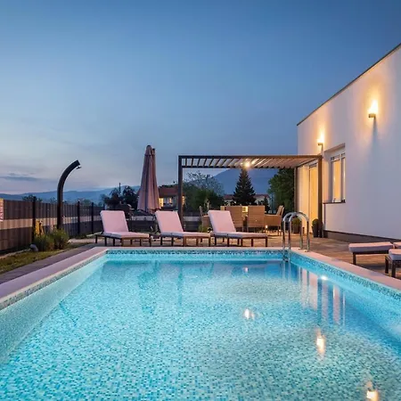 Blue Lagoon - Private Pool And Whirlpool فيلة