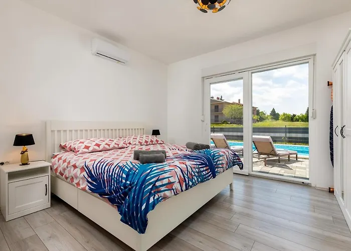 Blue Lagoon - Private Pool And Whirlpool Krsan